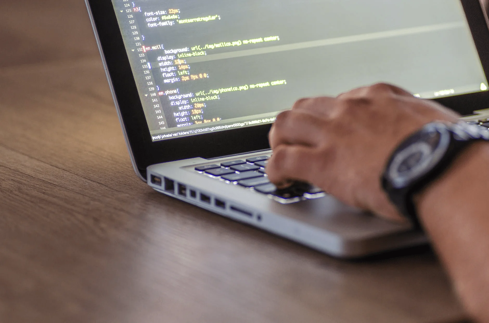 Développeur tapant sur un clavier