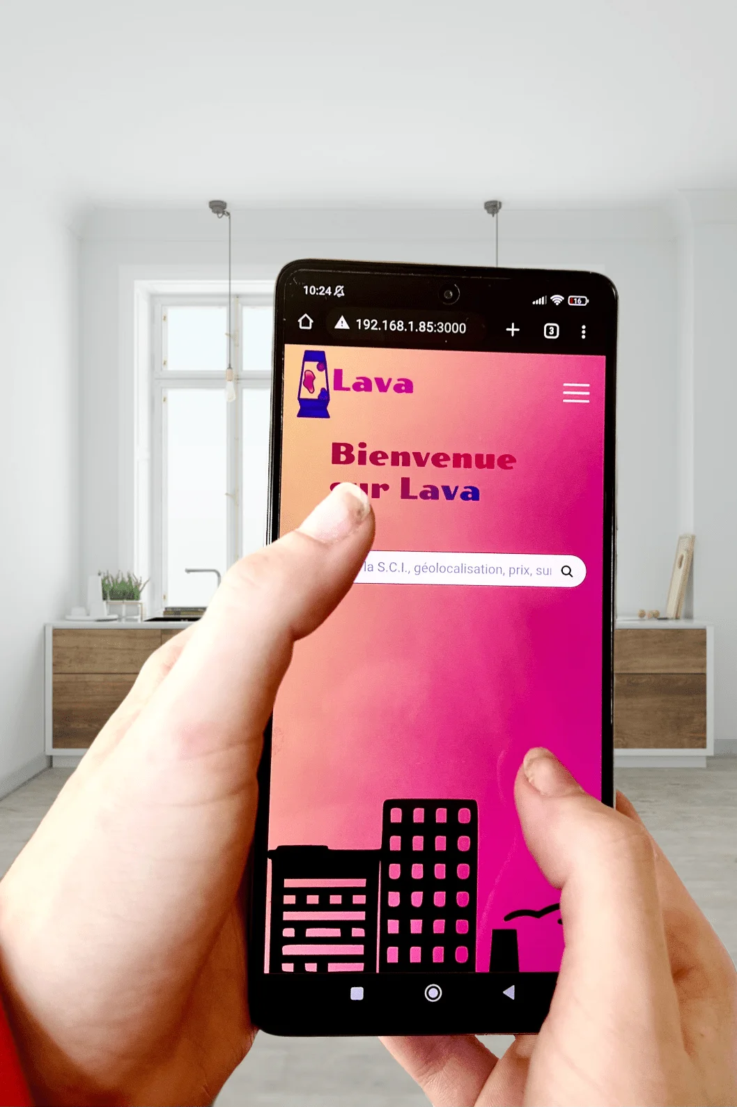 On dirait quelqu'un qui utilise un téléphone mais en fait c'est une photo.
