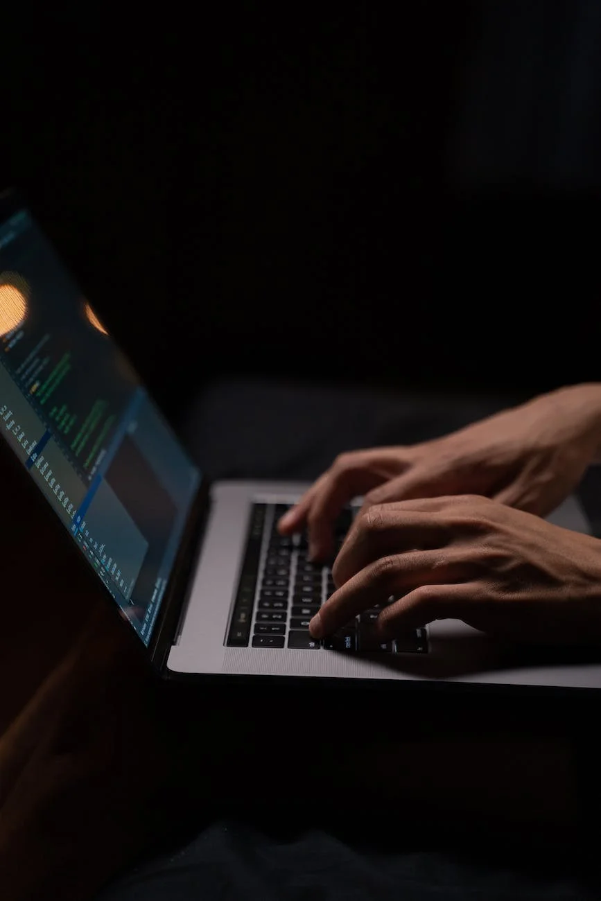 Développeur tapant frénétiquement sur son clavier