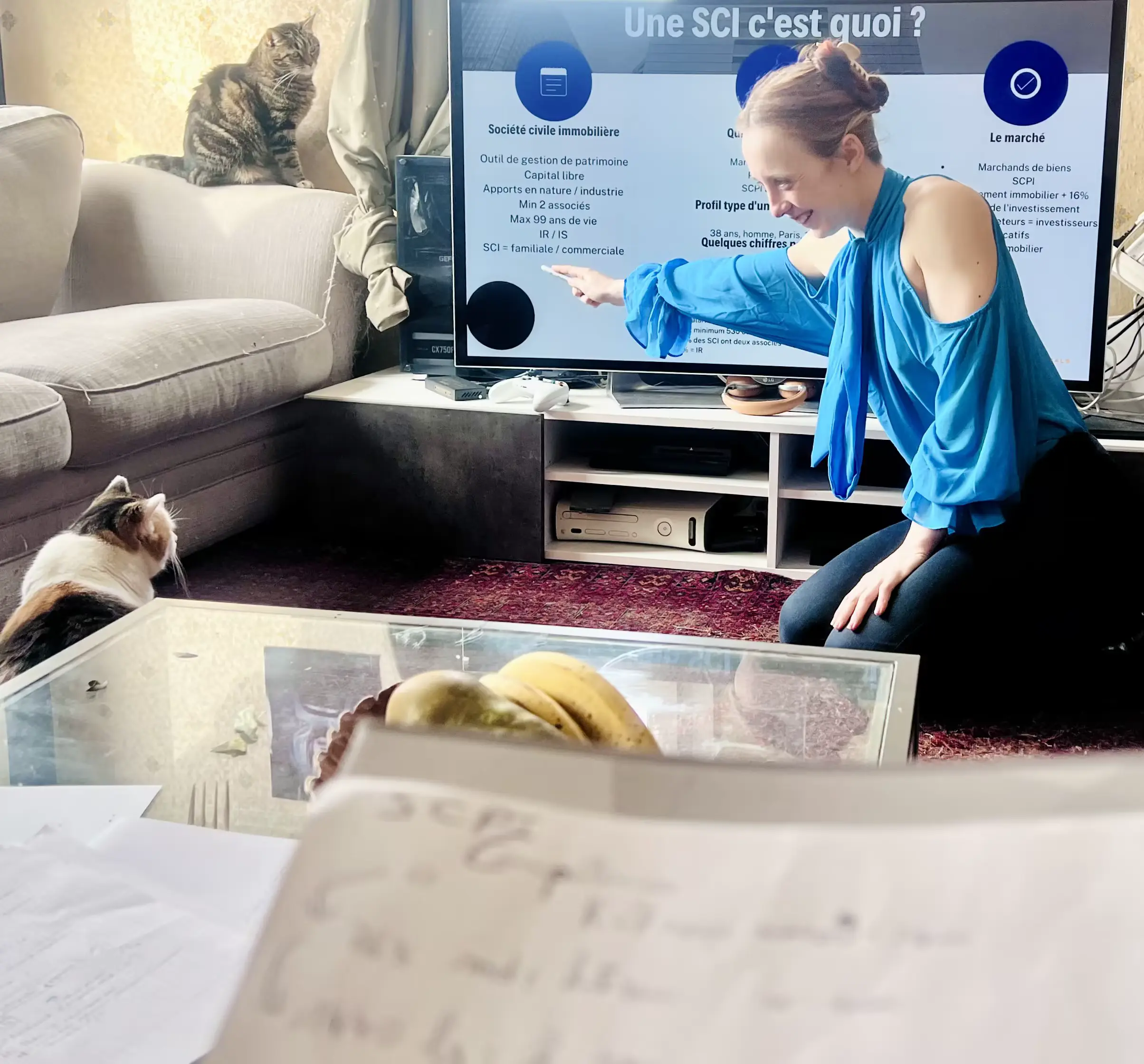 Mallorie présentant une SCI, les chats sont attentifs