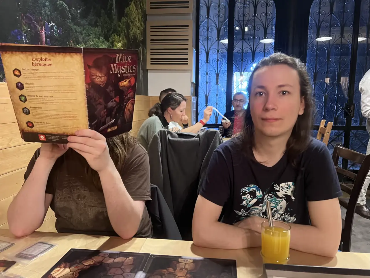 Fabien et un collègue au bar à jeux
