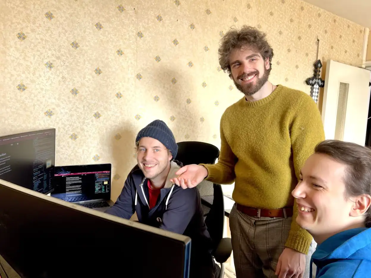 Thibaut, Merlin et Fabien travaillent dans la bonne humeur